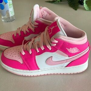 Pink/White Jordans certified through StockX. Unfortunately no box.